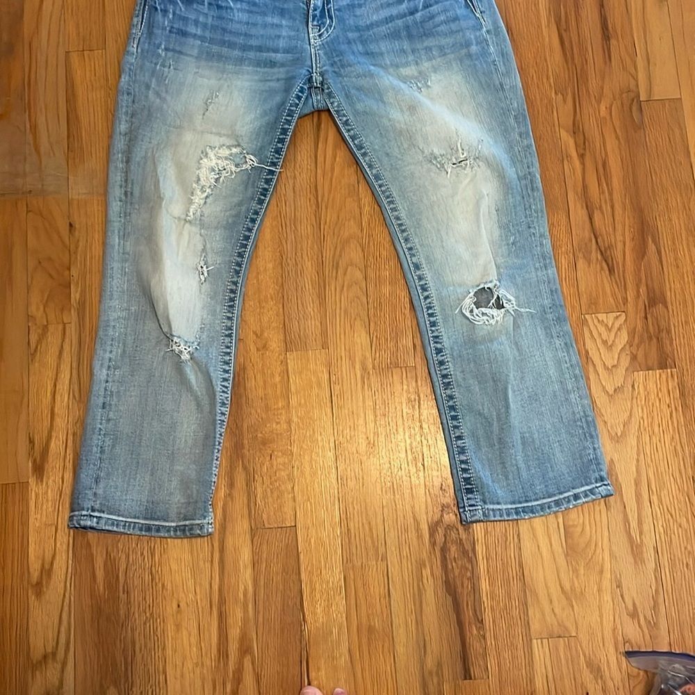 Miss Me Women’s Distressed Cuffed Capri Jeans Size 31 Light/Medium Wash